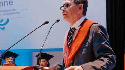 Universidad del Azuay homenajea a profesores y administrativos por 25 años de servicio en emotiva sesión  solemne