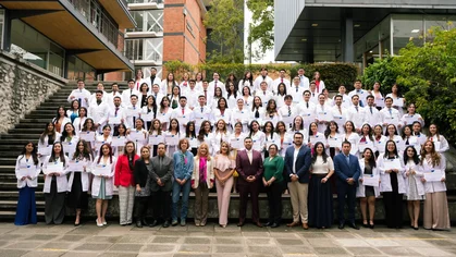 Ceremonia de imposición de mandiles y entrega de certificados a internos rotativos