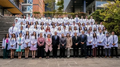 Emotiva entrega de mandiles a nuestros internos rotativos