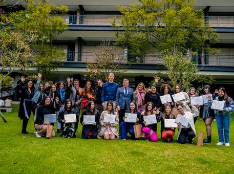 Entrega de certificados por la propuesta para uniformes del Colegio Alemán