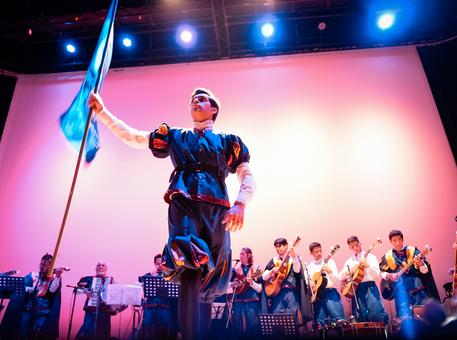 Recital de La Tuna en homenaje a Diario el Mercurio