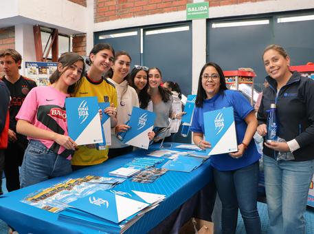 Visita académica a la Unidad Educativa Santana