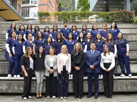 Entrega de Uniformes a los estudiantes de la Escuela de Educación Inicial