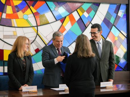 Entrega de casacas institucionales a personal docente y administrativo