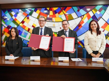 Firma del Convenio entre Universidad del Azuay y Bolsa de Valores Quito