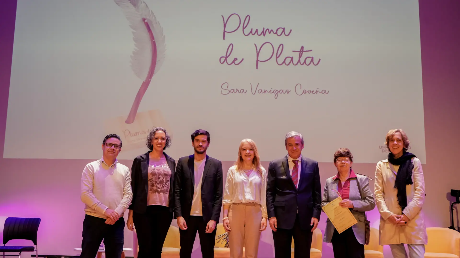 De sueño en sueño, una colección de Sara Vanégas ilustrada por Edgar Reyes