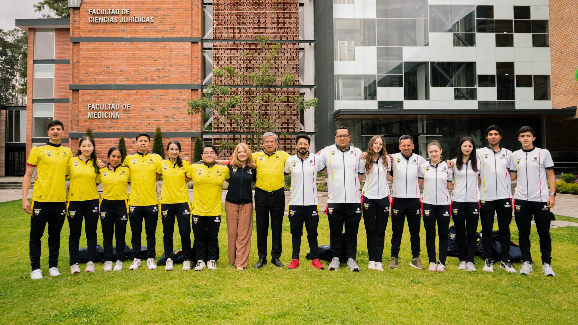 Entrega de uniformes a estudiantes para Juegos Mundiales Universitarios FISU Alemania 2025